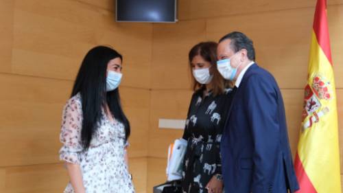 Integrantes de la Comisión junto a Amilivia